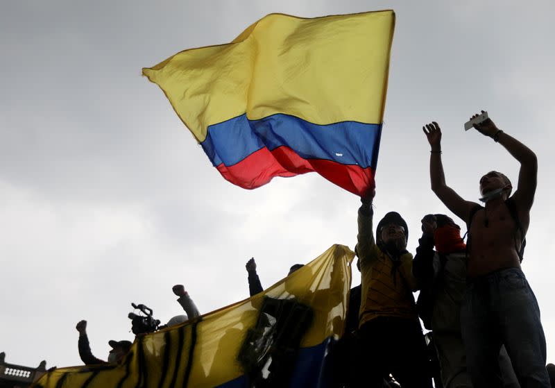 FOTO DE ARCHIVO. Manifestantes participan en una protesta contra la reforma tributaria del gobierno del presidente Iván Duque en Bogotá, Colombia