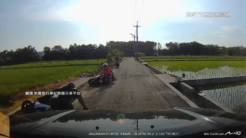 2台機車靠邊停卻不慎自摔。（圖／翻攝自地圖型行車紀錄器分享平台）