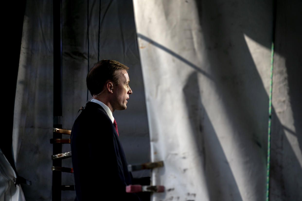 El asesor de seguridad nacional Jake Sullivan habla durante una entrevista televisada frente a la Casa Blanca en Washington, el 16 de agosto de 2021 (Stefani Reynolds / The New York Times).