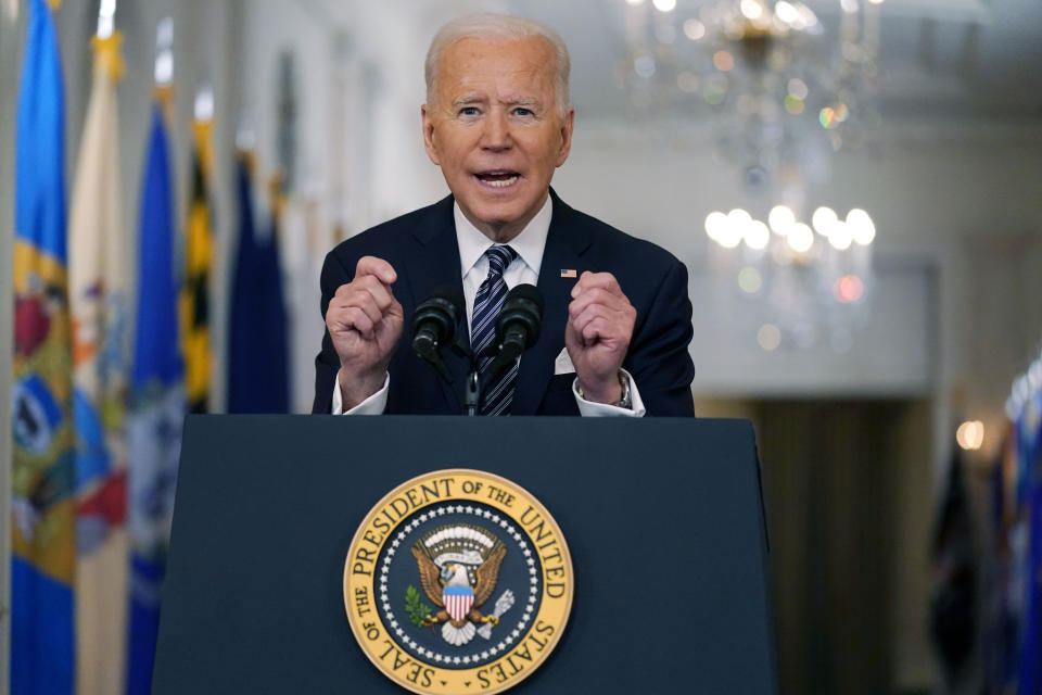 El presidente Joe Biden habla acerca de la pandemia de COVID-19 durante un discurso el jueves 11 de marzo de 2021 desde la Sala Este de la Casa Blanca, en Washington. (AP Foto/Andrew Harnik)