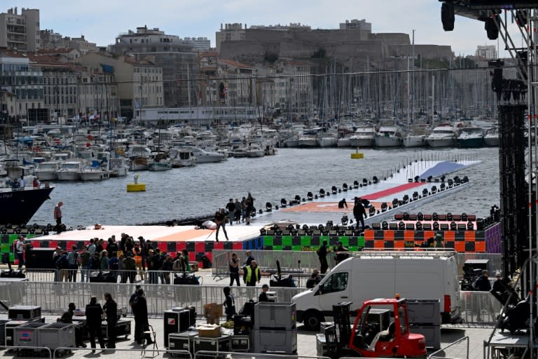 La jetée destinée à accueillir le navire Belem et la flamme olympique dans le Vieux Port de Marseille, le 7 mai 2024 (Nicolas TUCAT)