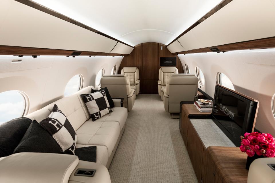 The living room inside the Gulfstream G650ER.