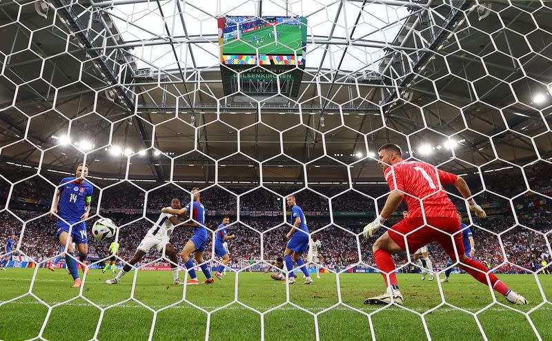 Jude Bellingham anota de "chilena" para igualar el marcador y forzar el alargue en el partido entre Inglaterra y Eslovaquia por octavos de final de la Euro 2024 de fútbol, en el Arena AufSchalke, Gelsenkirchen, Alemania