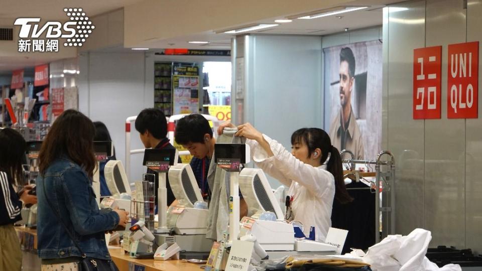 網友分享，日本買UNIQLO很便宜。（示意圖／shutterstock 達志影像）