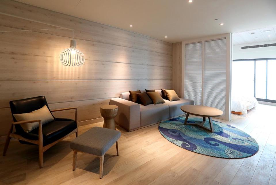 尚未完工的客房內部，裝潢以木頭為主角，營造溫暖氛圍。