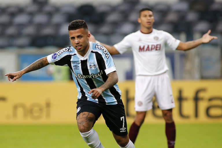 Matheus Henrique, delantero de Gremio, festeja el 1-0 ante Lanús, en Porto Alegre, por la Copa Sudamericana