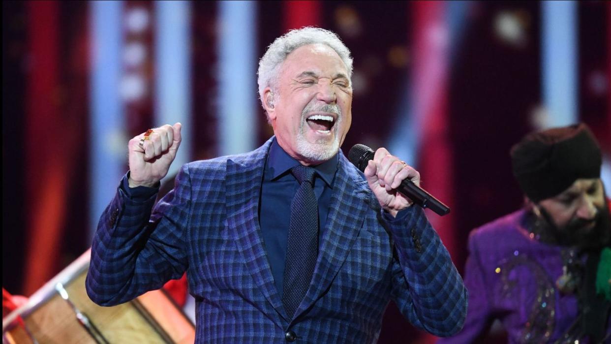 Tom Jones (hier bei einem Konzert im Jahr 2018) begeistert seine Fans mit seiner Power-Stimme.