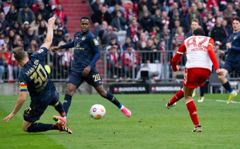 Bayern Munich's Jamal Musiala (R) scores his side's fifth goal of the game during the German Bundesliga Soccer match between Bayern Munich and FSV Mainz 05 at the Allianz Arena. Sven Hoppe/dpa