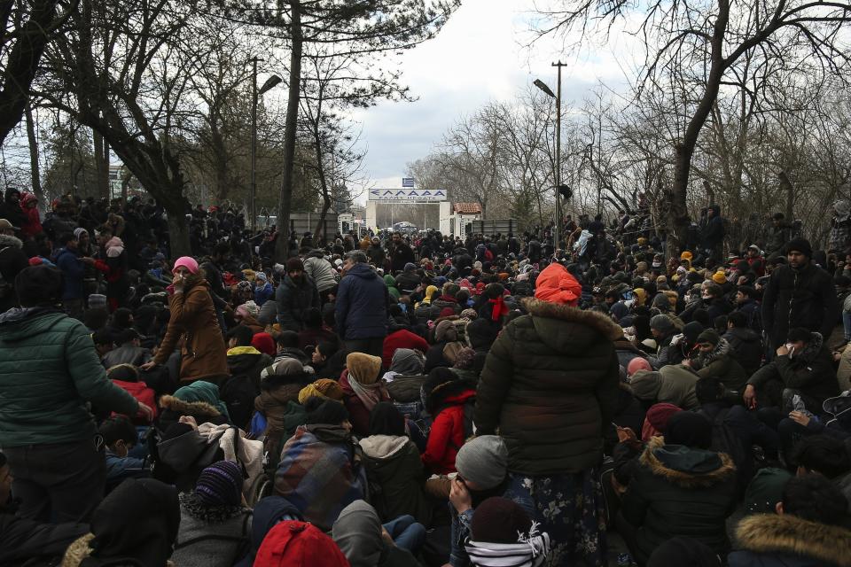 Decenas de migrantes se concentran en Edirne, Turquía, en la frontera con Grecia, el 29 de febrero del 2020. (AP Photo/Emrah Gurel, File)