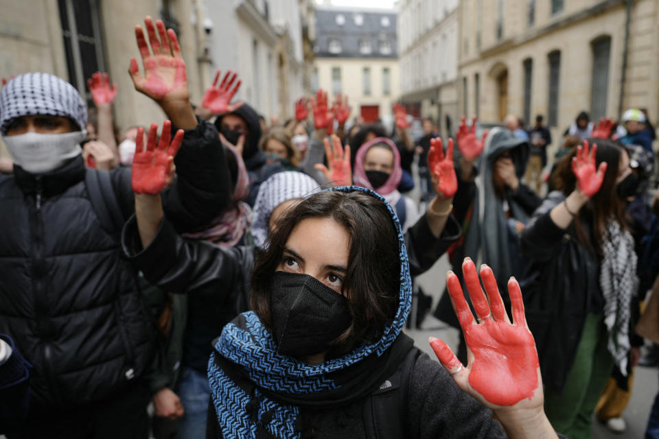 Des étudiants manifestent devant Sciences Po le 26 avril 2024. (Photo by Dimitar DILKOFF / AFP)