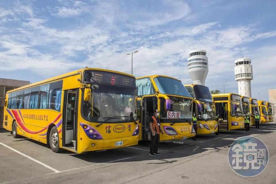 桃園機場地理位置較為偏遠，加上早班同仁6點要到班，陸耀祖特別買了8台遊覽車接送員工上下班。