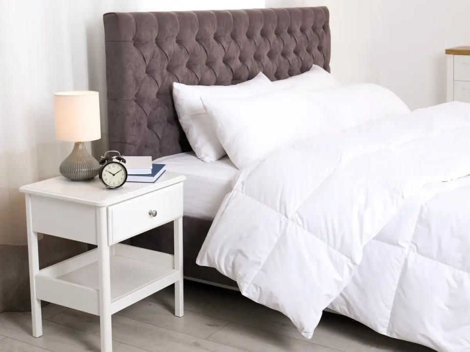 Versucht, euren Nachttisch auf die andere Seite des Bettes zu stellen oder eure Couch in eine andere Richtung zu drehen. - Copyright: Shutterstock