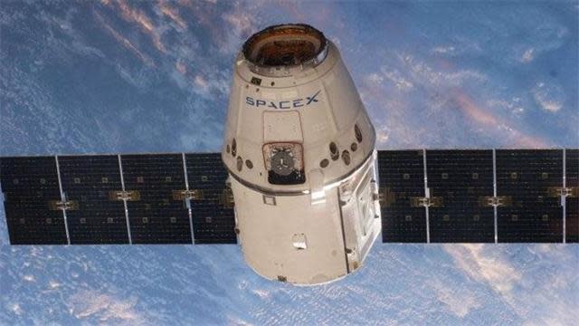 SpaceX的衛星網路不只幫助烏軍駭客成功反擊俄軍，先前在烏克蘭總統澤連斯基的要求下，馬斯克也為該地區發射幾枚衛星，幫助烏克蘭民眾在戰爭期間能順利使用對外網路，避免被俄軍全面中斷。   圖 : 翻攝自SpaceX 官方YouTube