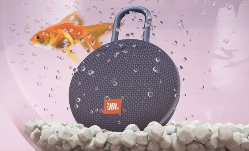 ¿Te hemos dicho que la bocina JBL Clip 3 es totalmente waterproof? Foto: JBL.com