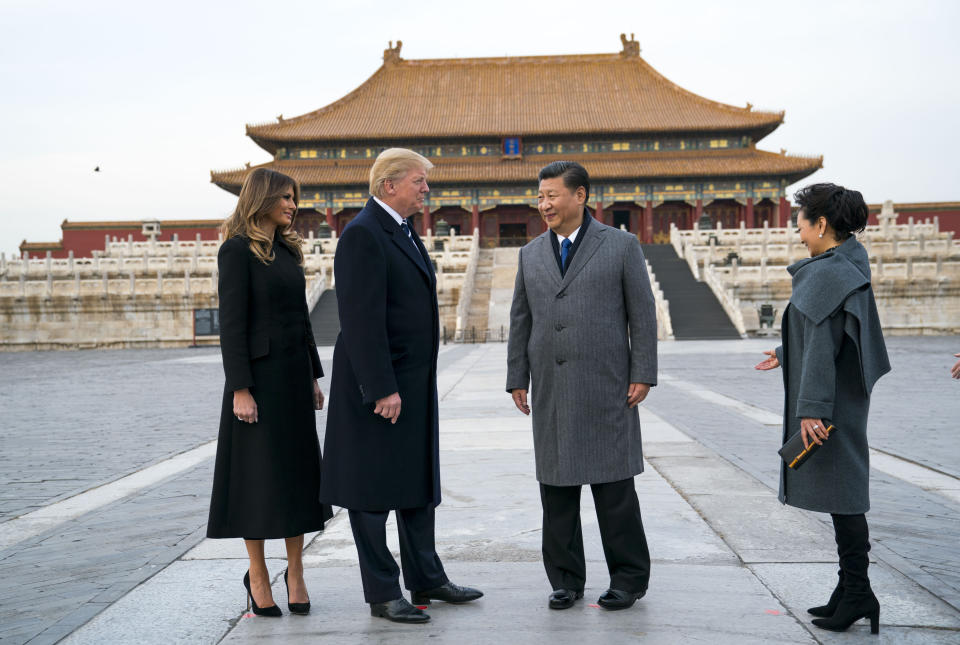 El presidente de China, Xi Jinping, y su esposa, Peng Liyuan, acompañan al presidente Donald Trump y la primera dama Melania Trump en un recorrido por la Ciudad Prohibida en Pekín, el 8 de noviembre de 2017. (Doug Mills/The New York Times)
