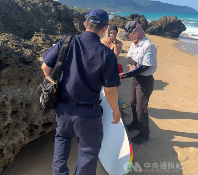 全國三級警戒管制延長至7月12日，各國家公園風景區均禁止進入，若發現有遊客不遵守公告，得依傳染病防治法規定，將處新台幣3000元至1萬5000元罰鍰。圖為取締違規案件。（檔案照/警政署保安警察大隊第七總隊提供）