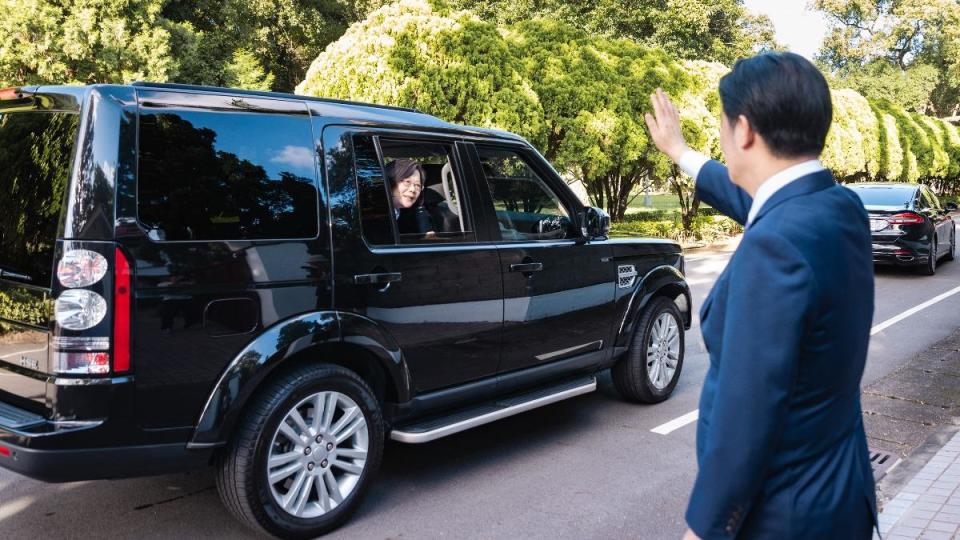 總統賴清德（右）極力促成前總統蔡英文（左）訪歐，也預祝訪歐行順利。總統府提供