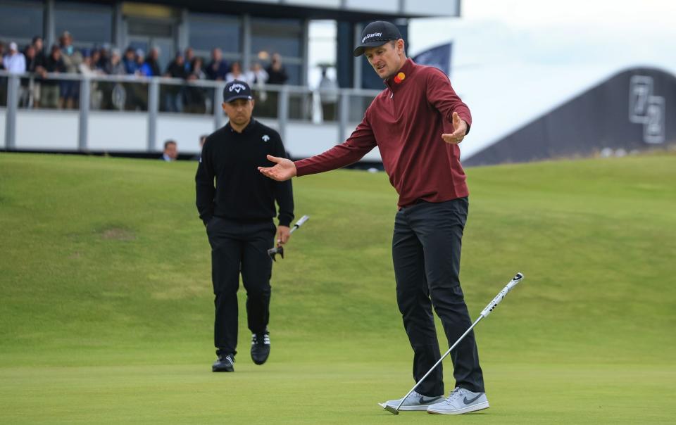 Justin Rose falla un putt para birdie en el hoyo 15 mientras su compañero de juego Xander Schauffele observa durante la ronda final del Open en Royal Troon/Justin Rose sobre la agonía del Open: Estaba conteniendo las lágrimas