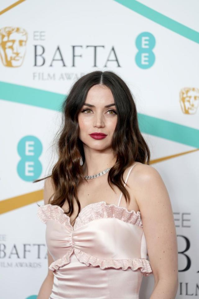 How-To: Ana de Armas' Sparkly Nails