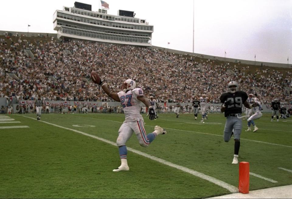 Eddie George hizo algo de ruido en el primer partido de los Oilers de Memphis contra Oakland (Getty).