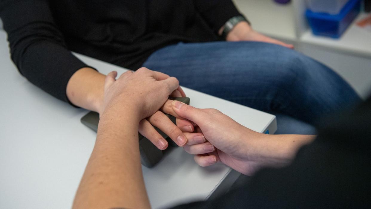 Die Zuzahlungen für Heilbehandlungen stiegen zwischen 2016 und 2018 von 609 auf 668 Millionen Euro. Foto: Lino Mirgeler