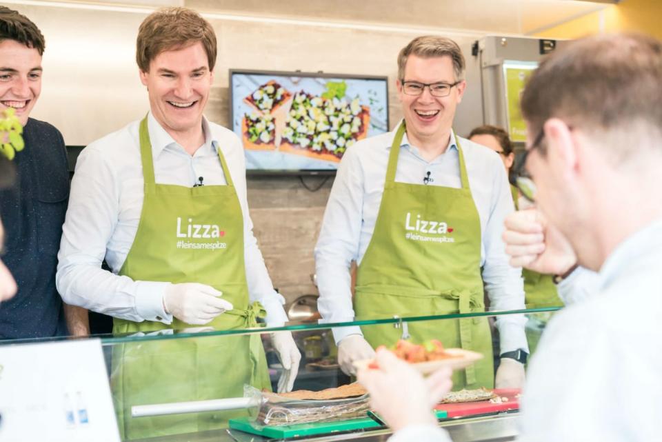 In einem Foodtruck fing die Geschichte von Lizza an: Gründer Matthias Kramer mit Carsten Maschmeyer, Frank Thelen und Gründer Marc Schlegel (v.l.n.r.) - Copyright: Lizza