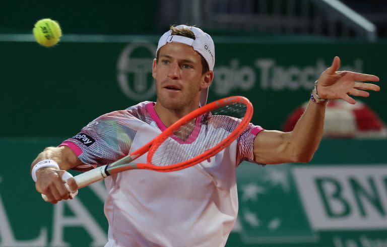 Diego Schwartzman de Argentina juega un golpe de derecha contra Stefanos Tsitsipas de Grecia durante su partido de tenis del torneo ATP Masters Series de Montecarlo de cuartos de final