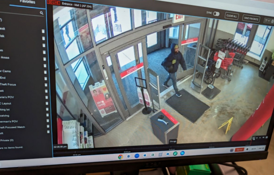 Ein Monitor zeigt einen Mann, den die Polizei als Mohamed Worku identifiziert, beim Betreten einer Citibank in Illinois am 22. Januar 2024. - Copyright: FBI