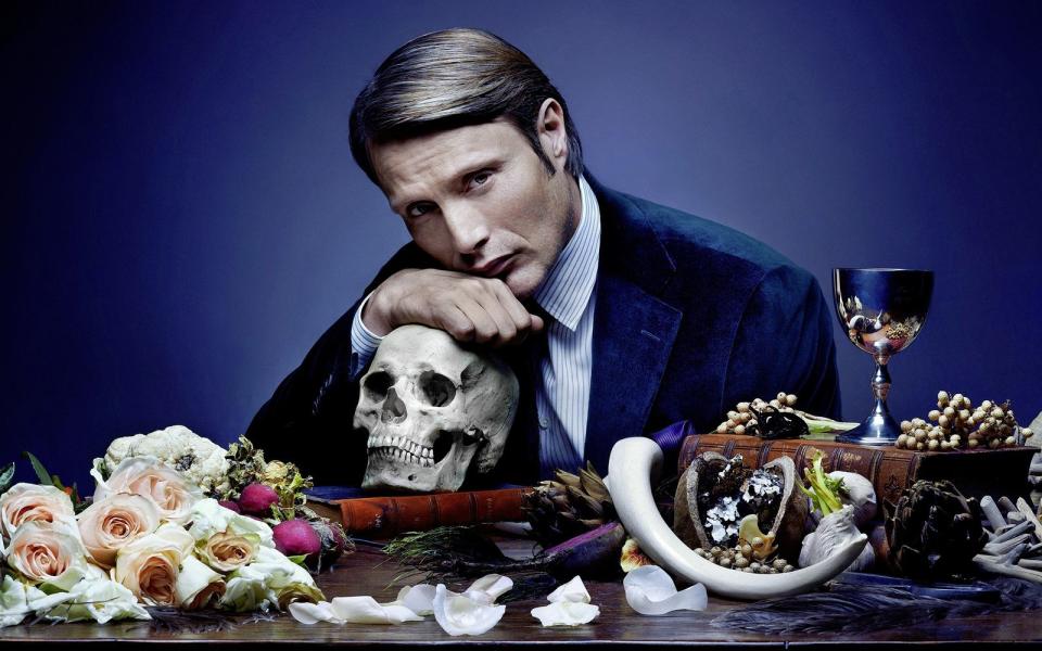 Er ist ein echter Feinschmecker, dennoch ist die Auswahl der Speisen von Dr. Hannibal Lecter (Mads Mikkelsen) nicht jedermanns Sache. Der charismatische Vorzeigekannibale tischte auch in der Serienumsetzung "Hannibal" (auf DVD und Blu-ray) ein sehr blutiges Menü auf, das vornehmlich aus Menschenfleisch bestand. (Bild: Studiocanal)