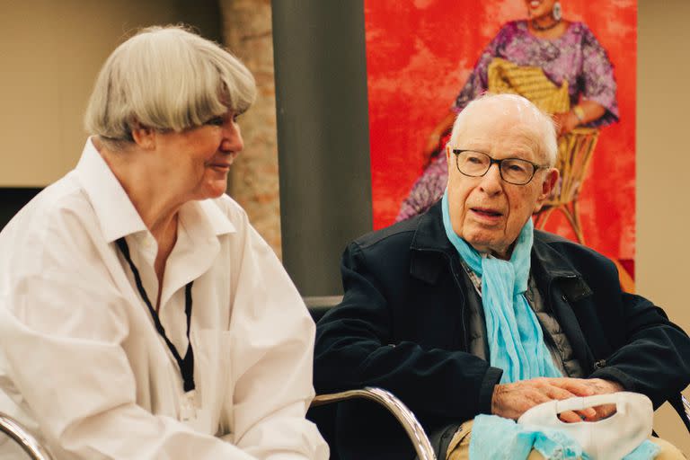 Peter Brook junto a Marie-Hélène Estienne en su encuentro con la prensa. "Si alguna vez me siento orgulloso de algo, pónganme bajo la ducha para quitarme de encima todo el peso de la arrogancia", dijo el maestro de la escena