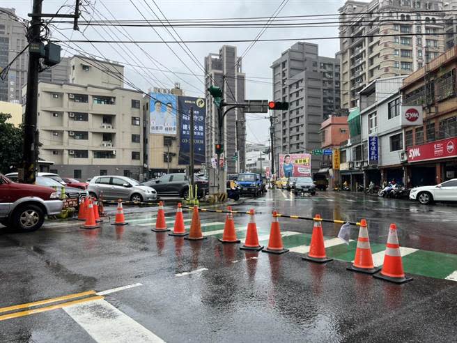 蔡英文總統晚間將到八德替鄭運鵬站台，在地民眾抱怨封路資訊不透明造成通勤族塞車大遲到。（陳夢茹攝）