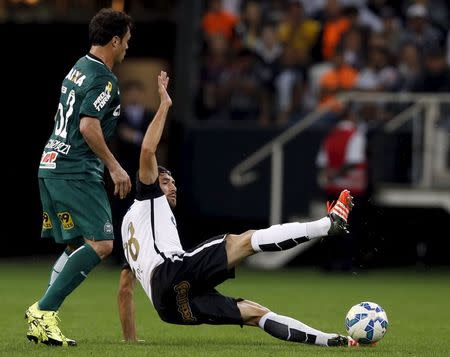 Felipe (R) of Corinthians is tackled by Kleber of Coritiba during their Brazilian Series A Championship soccer match in Sao Paulo, Brazil, November 7, 2015. REUTERS/Paulo Whitaker