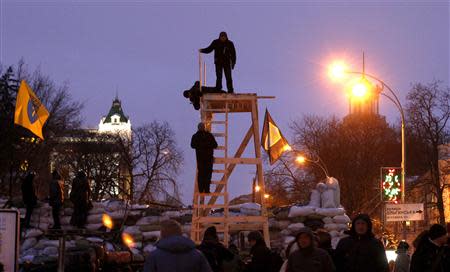 Anti-government protesters build a lookout tower at their barricade in central Kiev January 28, 2014. REUTERS/Vasily Fedosenko
