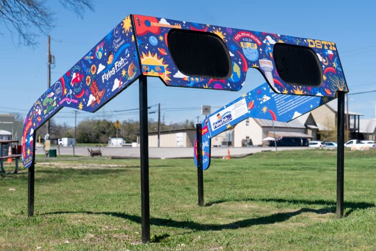 La ciudad de Dripping Springs, Texas, se está preparando para el eclipse solar con unos enormes anteojos dentro de la exhibición en el Veterans Memorial Park. (SUZANNE CORDEIRO)