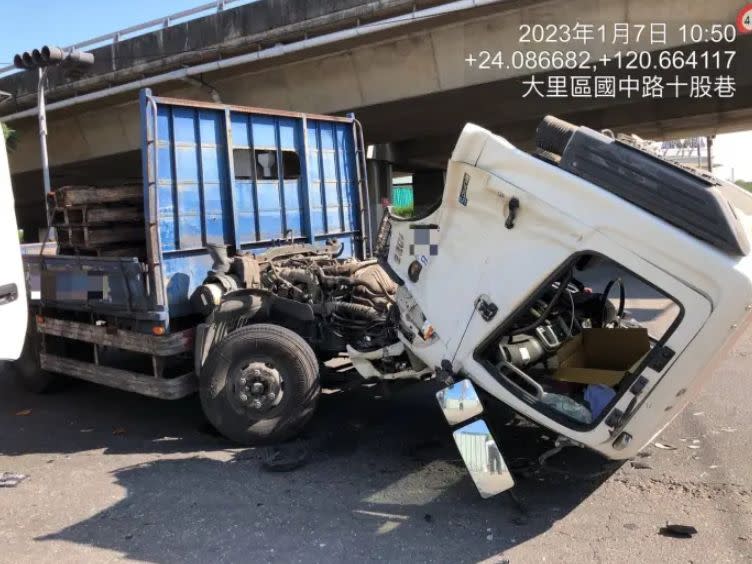 ▲台中大里2大貨車車禍，撞擊力大巨大，讓其中一輛車頭宛如「斷頭」。（圖／翻攝畫面）