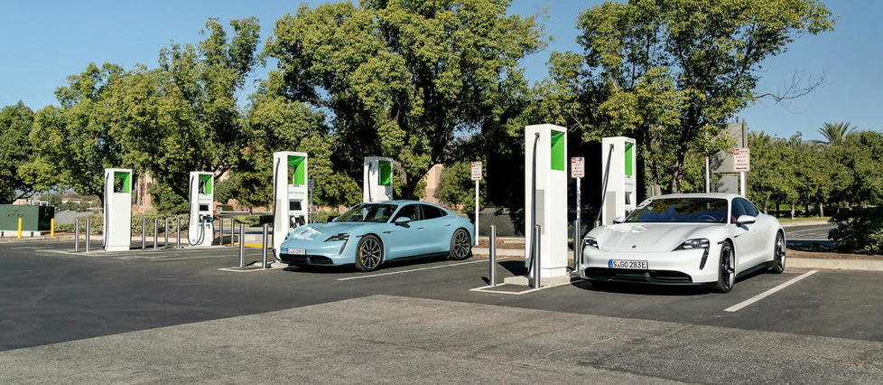 Les Porsche Taycan font déjà partie des voitures électriques les plus rapides à recharger, mais les prochains modèles de la marque devraient encore progresser sur ce point grâce à des cellules de batteries de nouvelle génération fabriquées en Allemagne.
