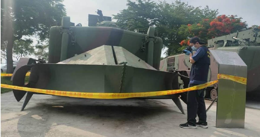 掃雷車大鋼牙全部遭拔除。（圖／警方提供）