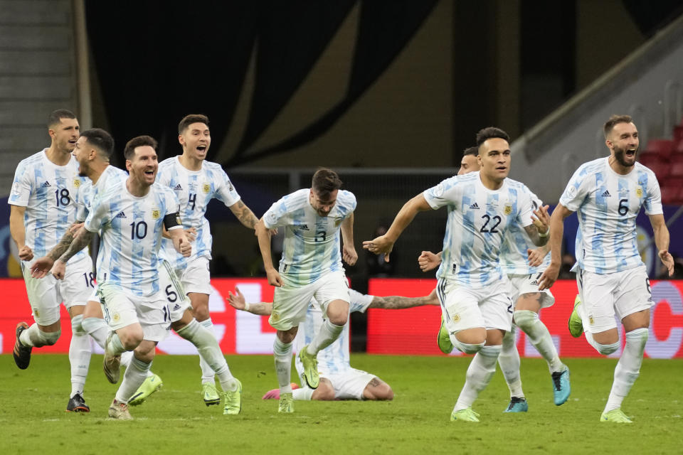 Los jugadores de Argentina celebran tras imponerse sobre Colombia por penales en la semifinal de la Copa América, disputada el miércoles 7 de julio de 2021, en Brasilia (AP Foto/Andre Penner)