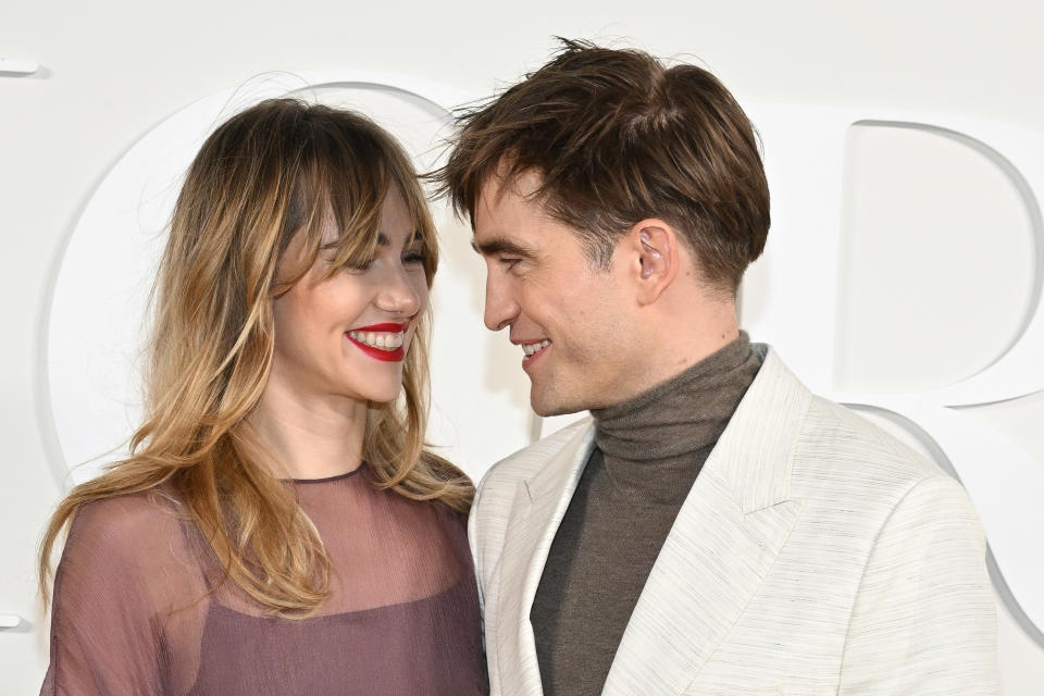 Closeup of Suki Waterhouse and Robert Pattinson