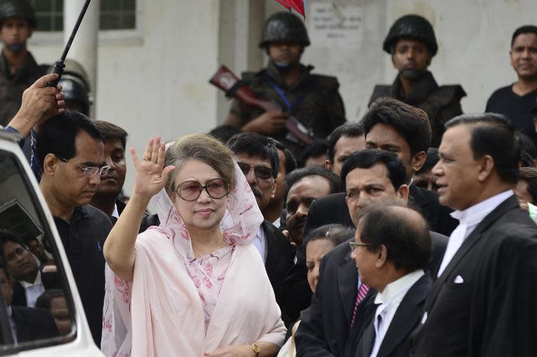 Former Bangladesh premier Khaleda Zia (centre) waves as she arrives for a court appearance in Dhaka, on April 5, 2015