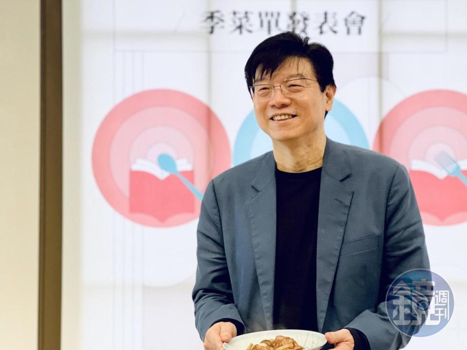 去年跨足寫書的《鏡週刊》社長裴偉端出家傳招牌菜「栗子燒雞」。