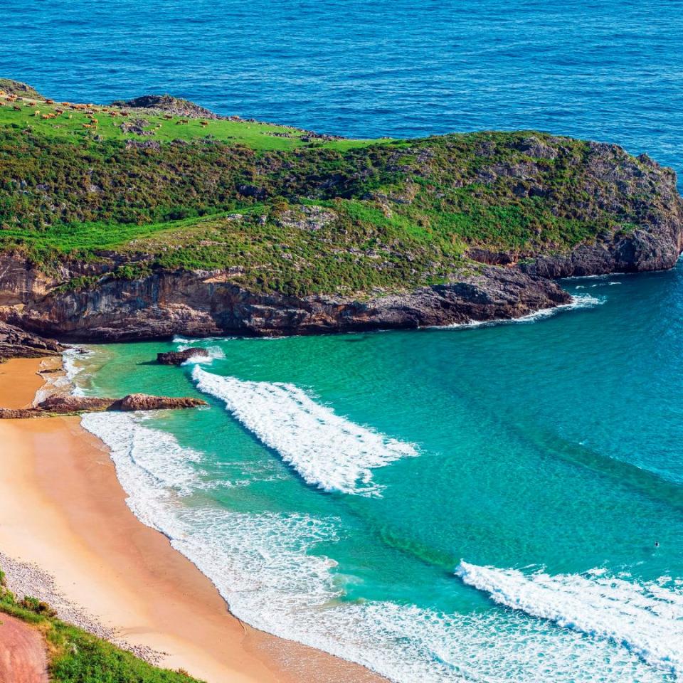 Playa de la Ballota, en Llanes, Asturias