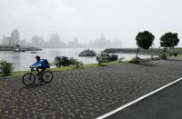 Un hombre anda en bicicleta en medio de la pandemia del nuevo coronavirus en Ciudad de Panamá el jueves 25 de junio de 2020. (AP Foto/Arnulfo Franco)