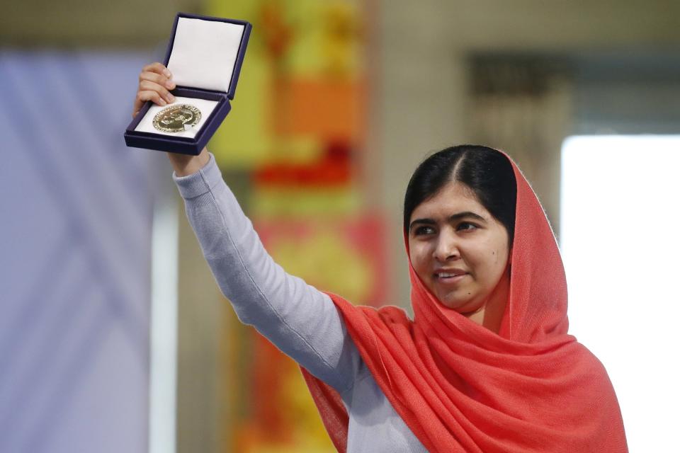 Malala holds up her prize