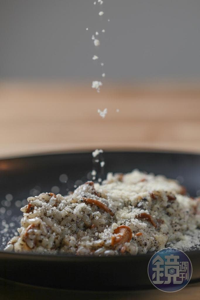 以台灣米做成的「松露燉飯」口感綿潤，米心柔軟。（1,280元套餐菜色）