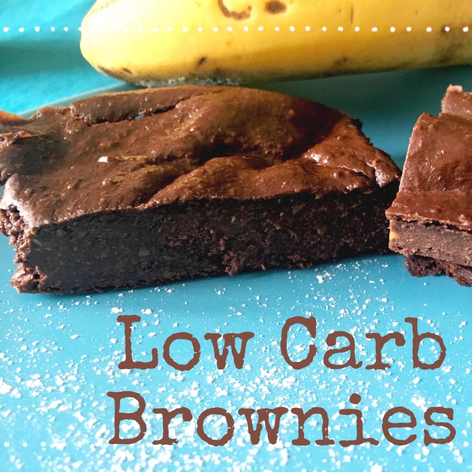 Bananen, Kakao und Erdnussbutter – Low Carb Brownies mit nur 3 Zutaten. (Bild: Anne Borchardt/almostfamousfood)