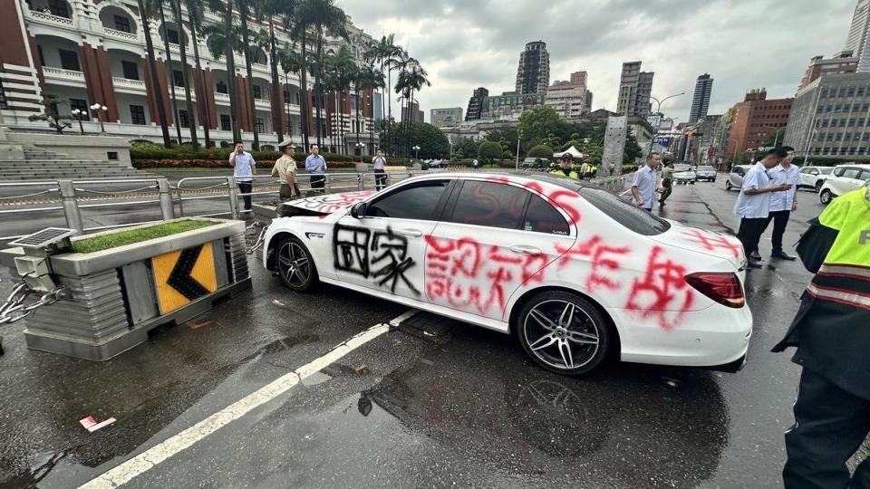 有噴滿「國家認知作戰」等字眼的白色轎車衝撞總統府。   圖：總統府提供