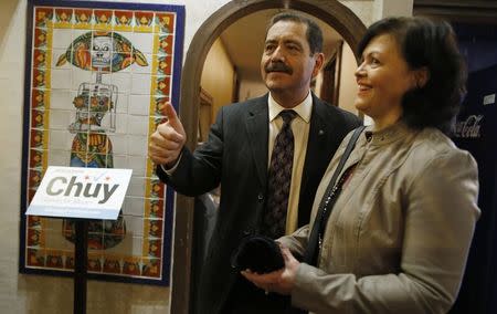 Chicago Mayoral candidate Jesus "Chuy" Garcia gestures to supporters at a rally with his wife Evelyn in Chicago, Illinois, January 15, 2015. REUTERS/Jim Young