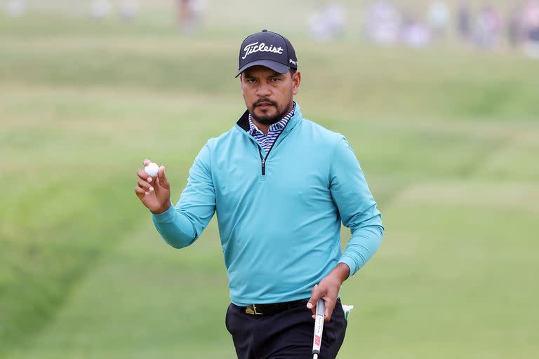 Fabián Gómez festeja su birdie en el hoyo 1 del US Open; tuvo un primer recorrido para empezar a afirmarse en Torrey Pines