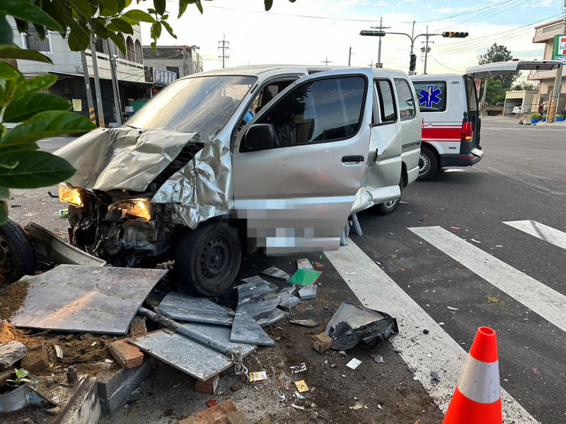 嘉義東石2車相撞1死3傷（1） 嘉義縣東石鄉永屯村18日清晨發生車禍，小貨車與休 旅車相撞，休旅車失控再撞擊永屯村的地標，車頭全 毀，也導致地標毀壞，車禍造成1死3傷。 （嘉義縣消防局提供） 中央社記者蔡智明傳真  113年6月18日 